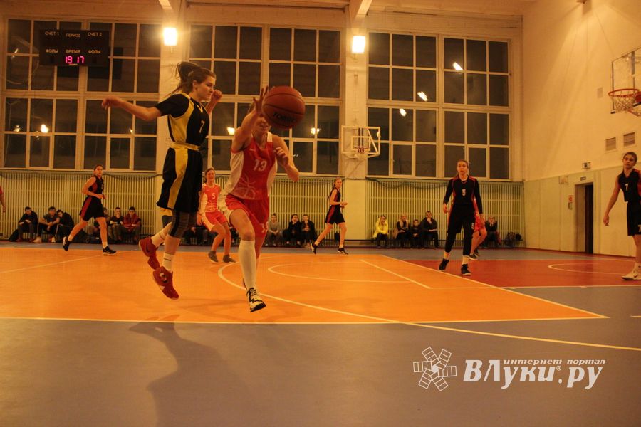 Великолукские баскетболистки борются за Кубок города (ФОТО)