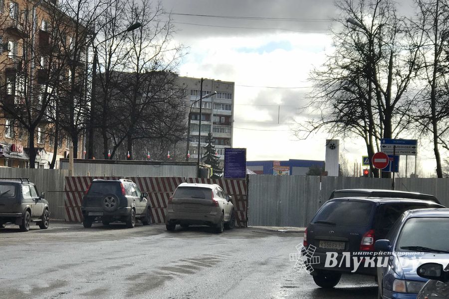 Вскрышные работы ведутся на месте будущих подземных переходов (ФОТО)