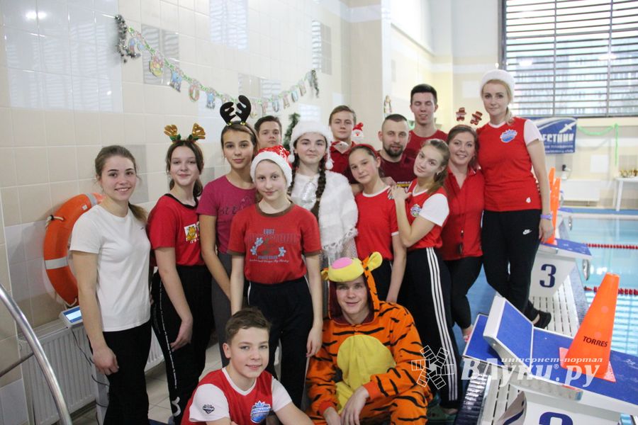 Соревнования по плаванию на призы Деда Мороза прошли в Великих Луках (ФОТО)