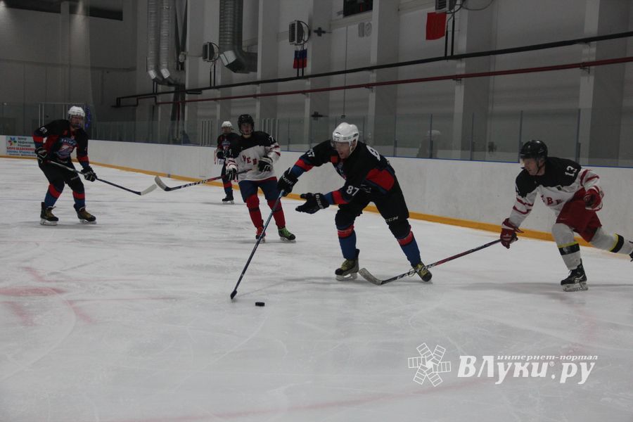 Два зоккейных матча прошли в Великих Луках в рамках Чемпионата города (ФОТО)