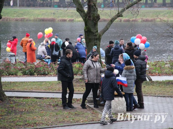 Митинг и праздничные гуляния в Великих Луках (ФОТО)