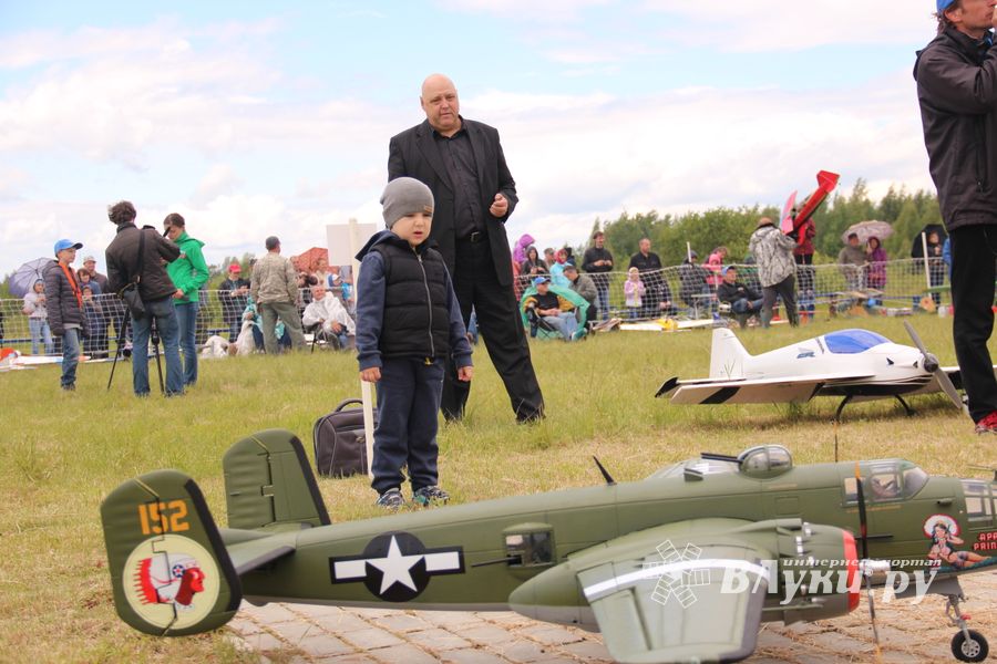В Великих Луках проходит 7-й Фестиваль авиамодельного спорта (ФОТО)