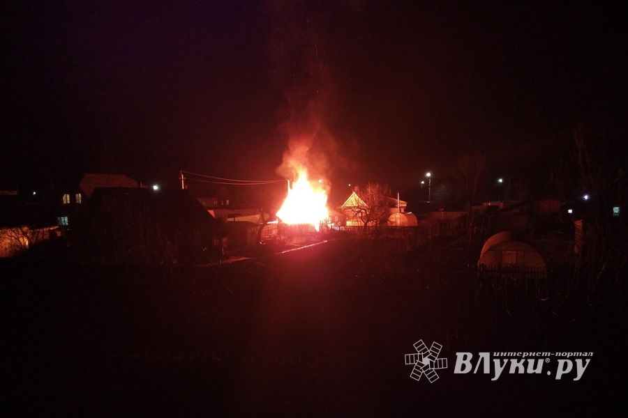В Великих Луках пожар в жилом секторе (ФОТО)