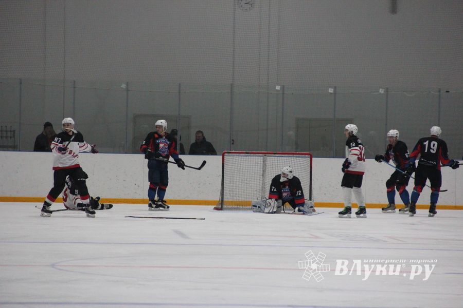 Два зоккейных матча прошли в Великих Луках в рамках Чемпионата города (ФОТО)