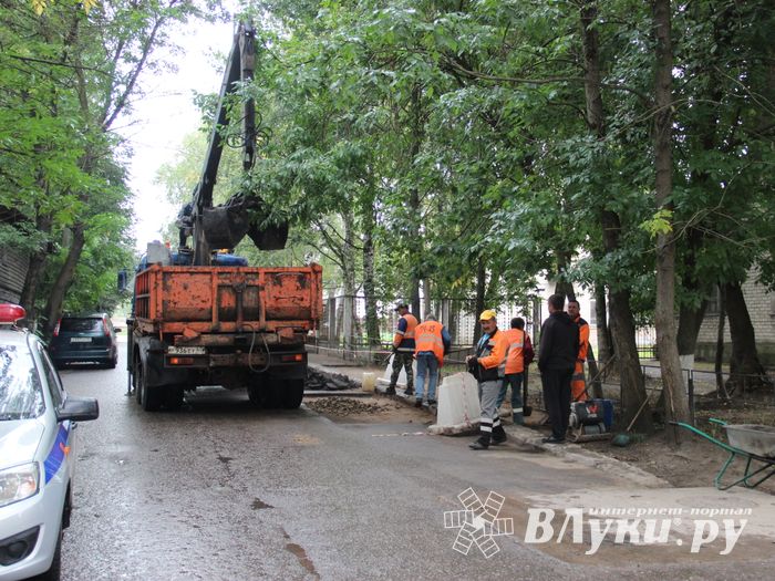 Дорожные работы на улицах Великих Лук (ФОТО)