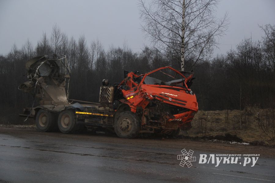 В районе деревни Булынино перевернулась бетономешалка (ФОТО)