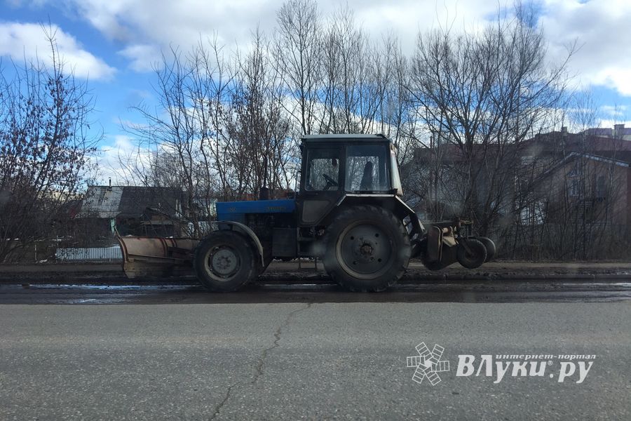 В Великих Луках очищают обочины улиц от снега и грязи (ФОТО)