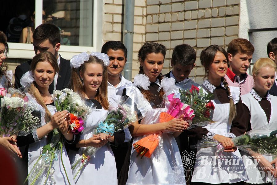 В Великих Луках прозвенели «Последние звонки»