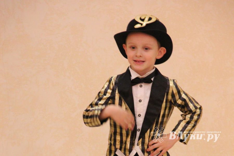 В Великих Луках ученики школы №13 поздравили своих педагогов (ФОТО)