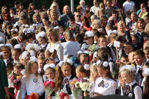 В Великих Луках торжественно встретили День знаний (ФОТО)