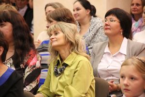 В Великих Луках ученики школы №13 поздравили своих педагогов (ФОТО)