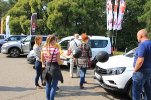 ​В Великих Луках в День Города прошла «Автовыставка 2018 - ЛЕТО» (ФОТО)