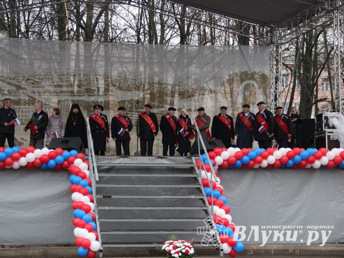 Митинг и праздничные гуляния в Великих Луках (ФОТО)
