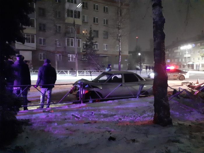 На проспекте Гагарина автомобили сбили столб (ФОТО)