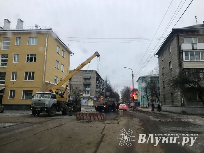 На ул. Первомайской в Великих Луках затруднено движение (ФОТО)