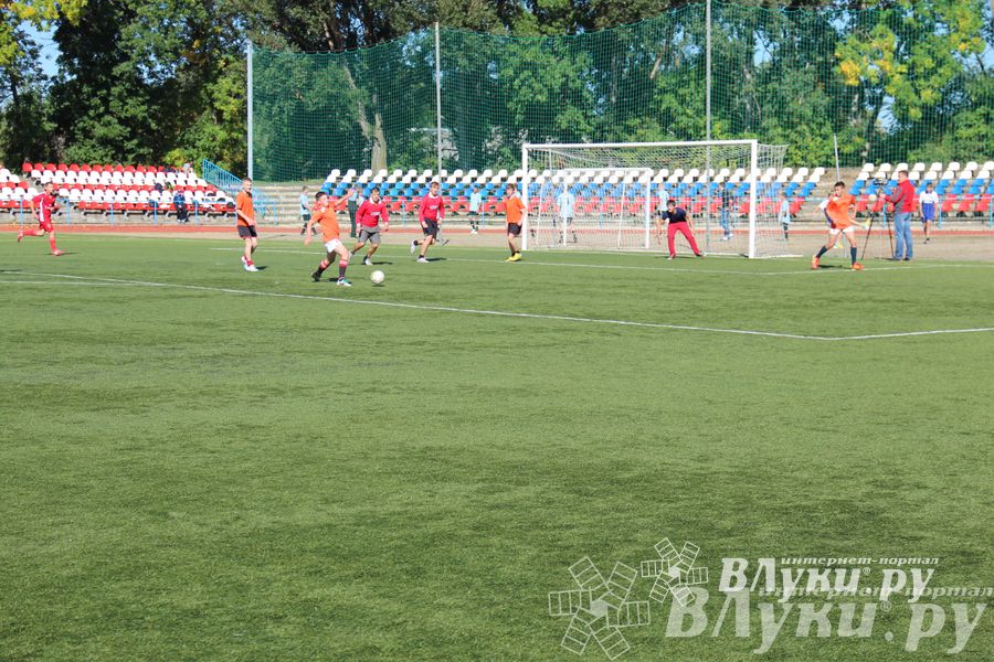 В Великих Луках стартовал открытый турнир по футболу