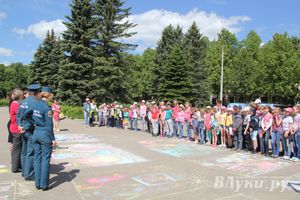 В Великих Луках прошел конкурс детских  рисунков на асфальте (фото)
