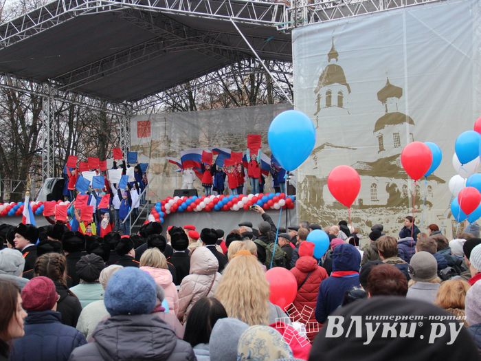 Митинг и праздничные гуляния в Великих Луках (ФОТО)