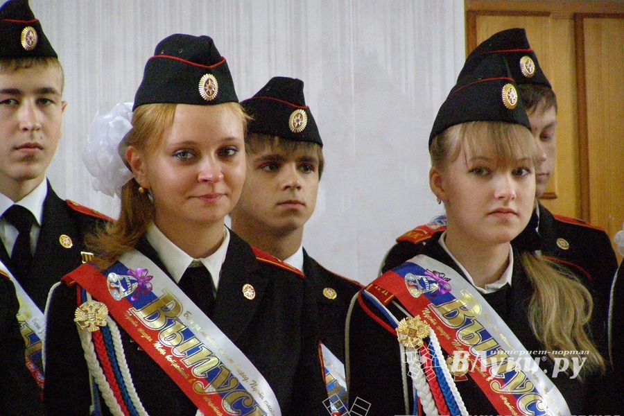 «Последний звонок» в школах Великих Лук