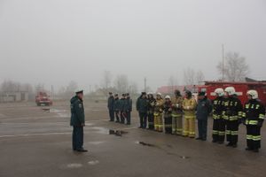 Великолукские пожарные вернулись с соревнований по пожарному биатлону с «бронзой» (фото)