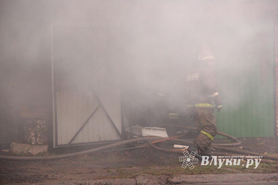 В Великих Луках на ул. Ползунова горит дом (ФОТО)