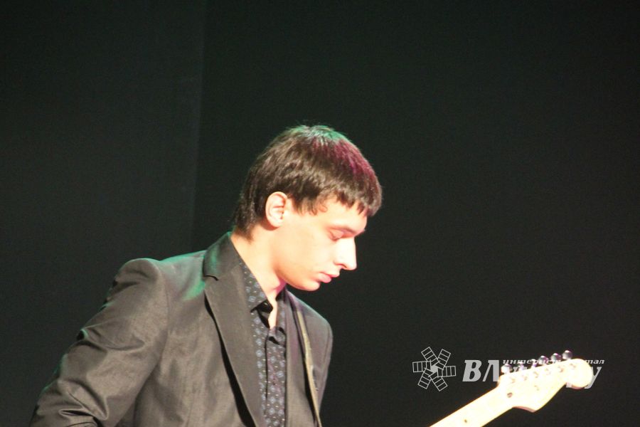 В Великих Луках прошел фестиваль живой музыки «Ставим на аватарках небо» (фото)