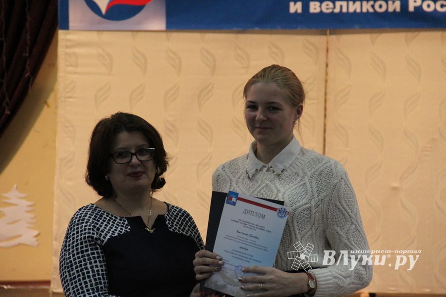 В Великих Луках наградили самых умных школьников 