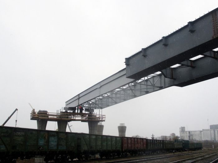 В Великих Луках продолжается строительство путепровода через железную дорогу (ФОТО)