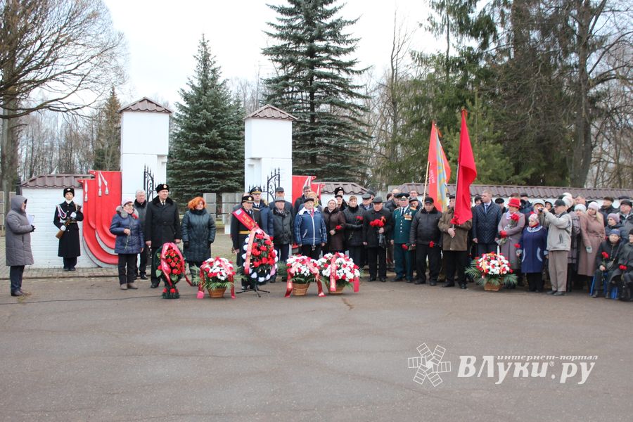 Родственники погибших солдат приняли участие в возложении цветов в Великих Луках