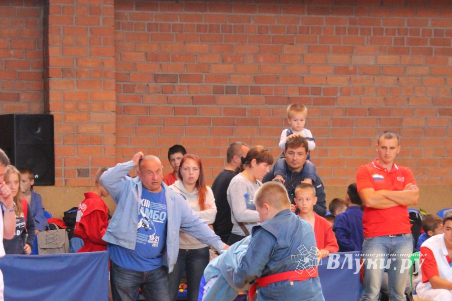 В Великих Луках проходит турнир по самбо (ФОТО)