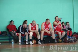 Баскетболисты Великих Лук сыграли со сборной Дмитрова