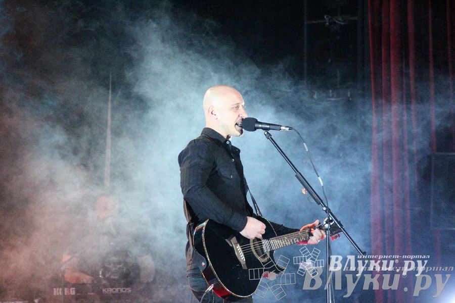 В Великих Луках состоялся концерт Дениса Майданова