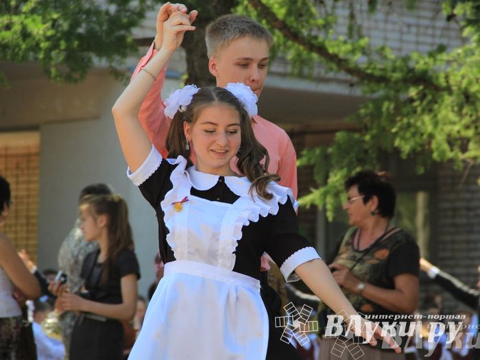 В Великих Луках прозвенели «Последние звонки»