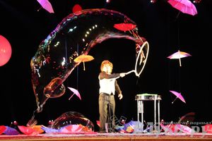 Шоу магических зонтиков и мыльных пузырей увидели юные великолучане