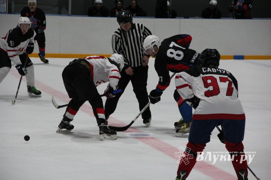 Два зоккейных матча прошли в Великих Луках в рамках Чемпионата города (ФОТО)