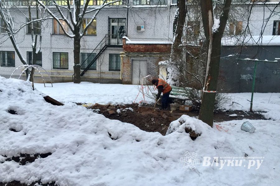 Улицу Зверева в Великих Луках заблокировал автокран (ФОТО)