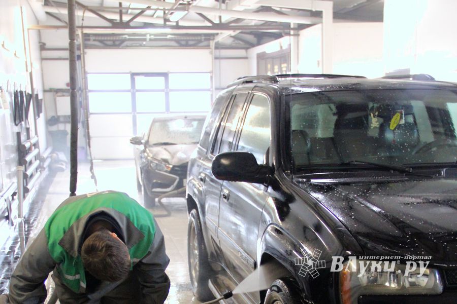 Автомойка в Великих Луках дарит подарки в День автомобилиста (ФОТО)