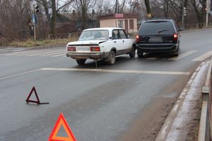 В Великих Луках не разъехались Жигули и Крайслер (ФОТО)