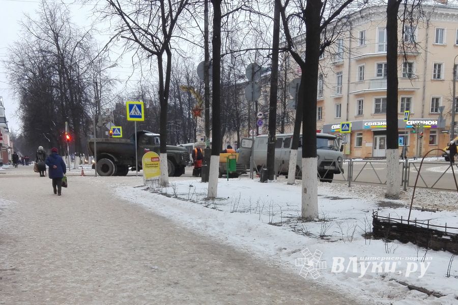 В Великих Луках продолжается ямочный ремонт дорог (ФОТО)