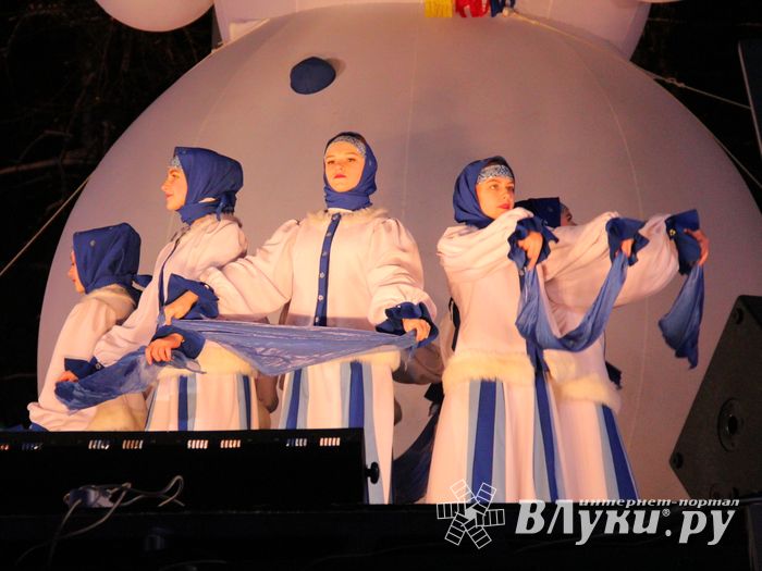 В Великих Луках зажгли Ёлку (ФОТО)