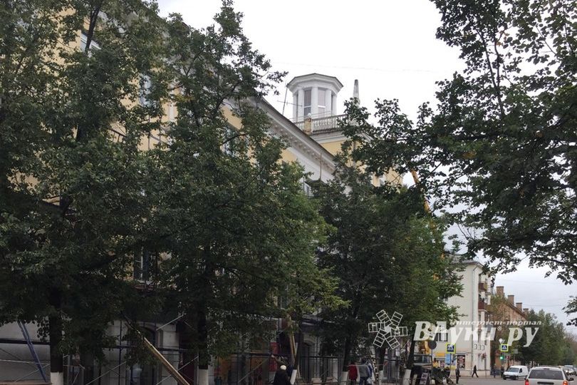 Из-за ремонта фасадов в Великих Луках перекрыли тротуары (ФОТО)