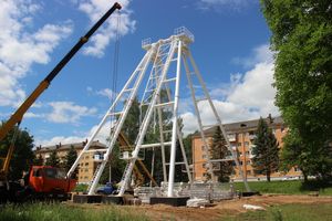 Ноги будущего колеса обозрения обрастают лучами (ФОТО)