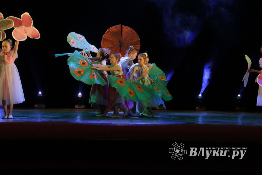 Великие Луки встретили День танца (ФОТО)