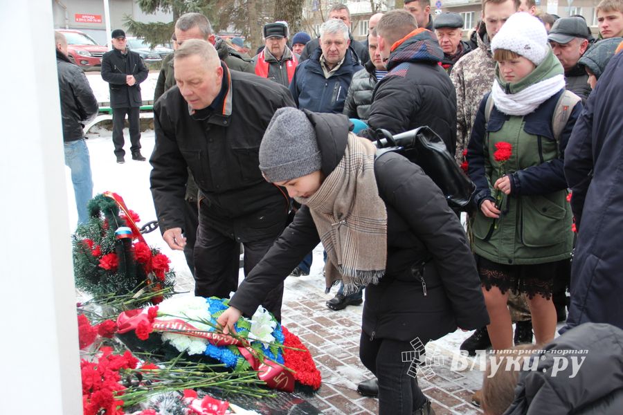 Великолучане почтили память героев-десантников