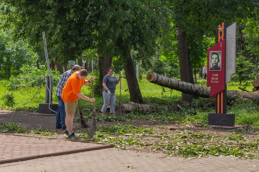 Небезразличные великолучане помогают убрать город после урагана (ФОТО)