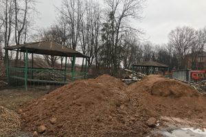 В Великих Луках приводят в порядок территорию Хирургического корпуса больницы (ФОТО)