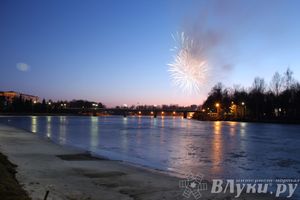 День защитника отечества в Великих Луках отметили памятным митингом и салютом