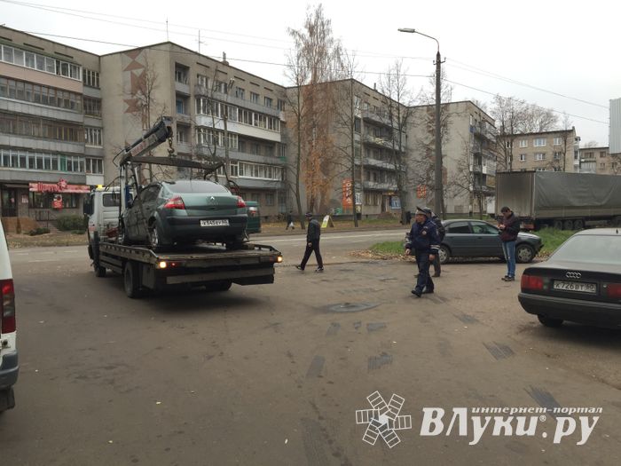 В Великих Луках по проспекту Гагарина произошло ДТП (фото)