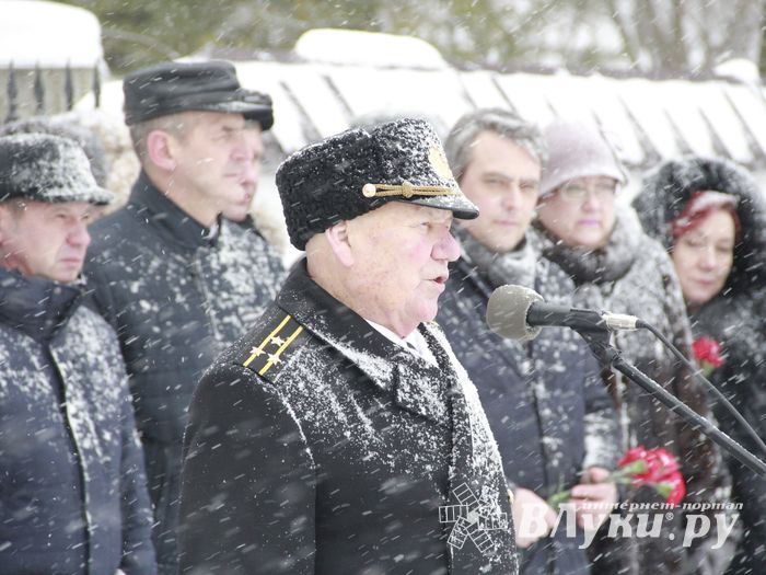 Великолучане возложили цветы на братском мемориальном захоронении (ФОТО)