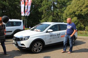 ​В Великих Луках в День Города прошла «Автовыставка 2018 - ЛЕТО» (ФОТО)